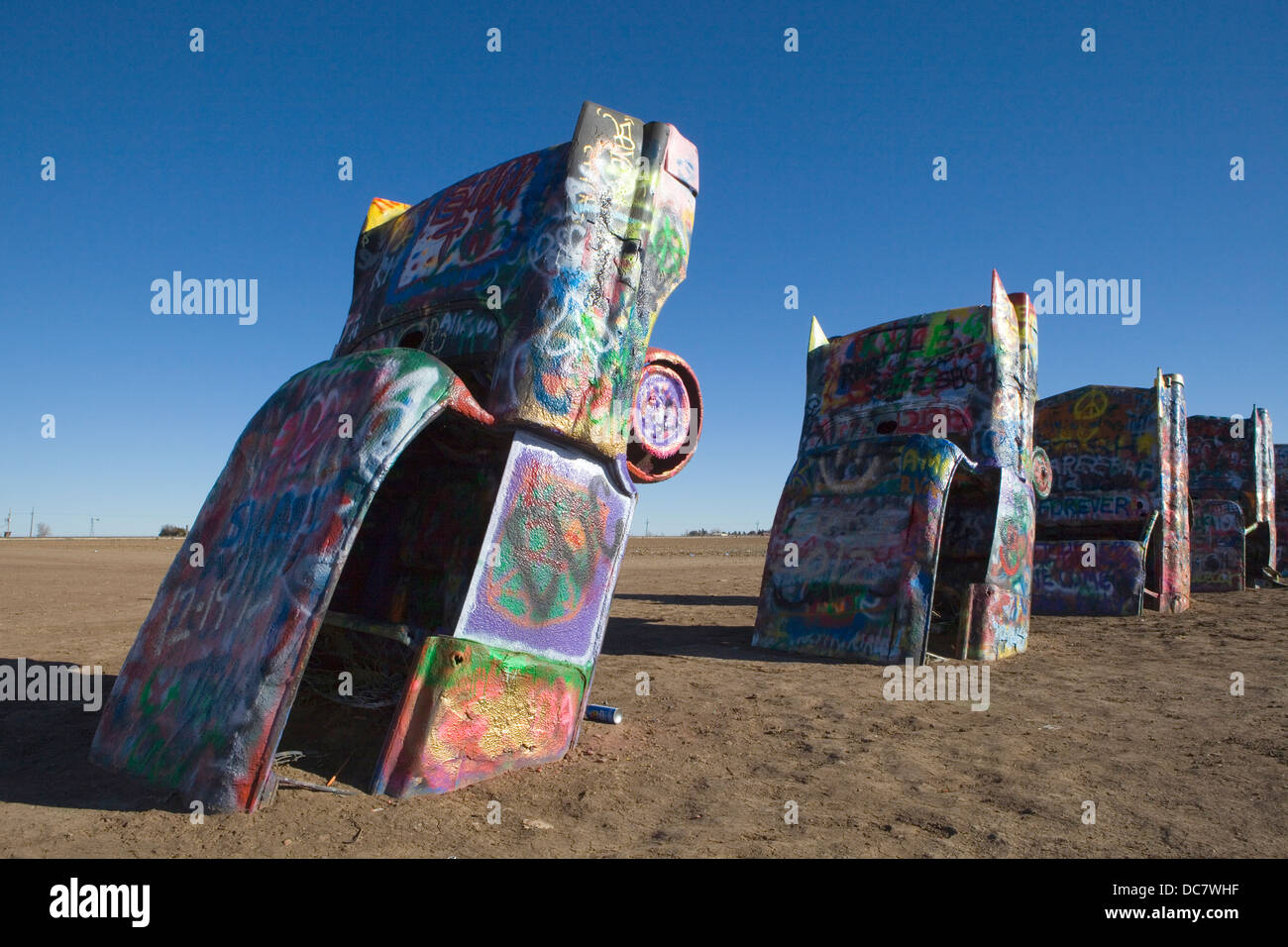 I-40 in der Nähe von Amarillo, Texas ist eine Kunstinstallation namens The Cadillac Ranch entnehmen. Foto von Janet Worne Stockfoto