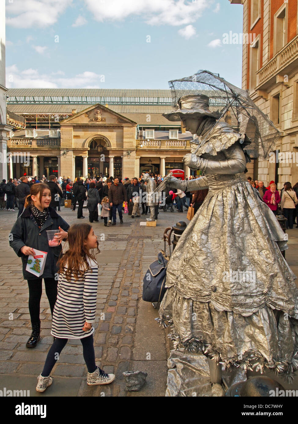 Kinder betrachten menschliche Statue in Covent Garden Westminster London Vereinigtes Königreich England Stockfoto