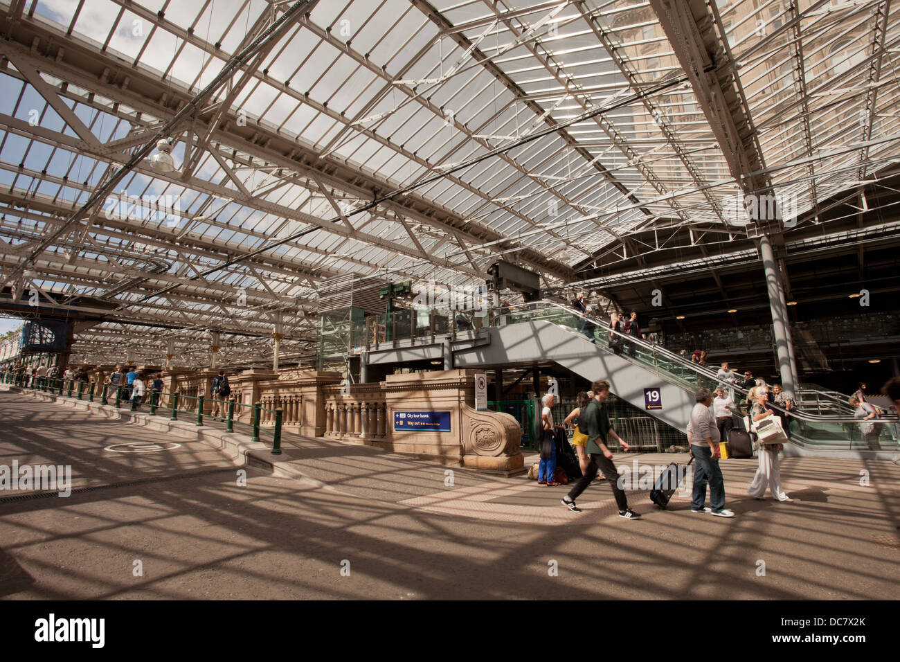 Innenraum der Waverley Station, Edinburgh, Schottland, Vereinigtes Königreich Stockfoto