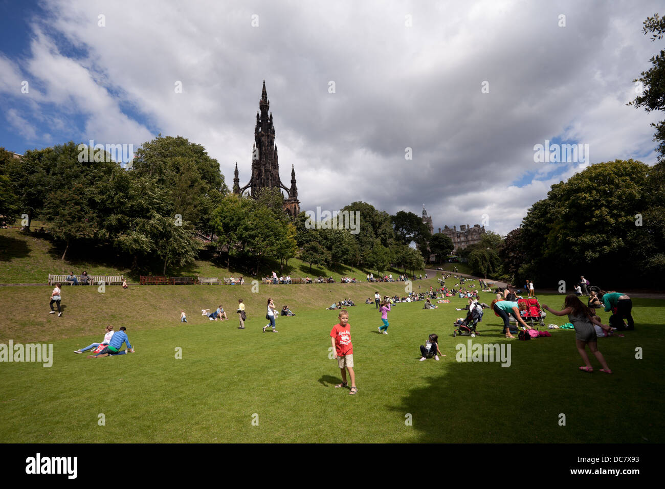 Menschen entspannen auf dem Rasen des Princes Street Gardens, Edinburgh, Schottland, Vereinigtes Königreich Stockfoto