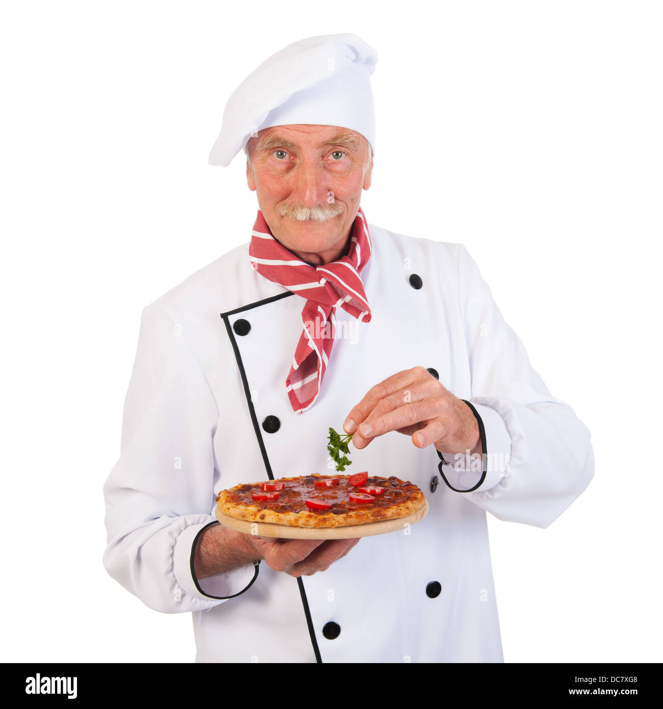 Italienischer Koch holding Pizza für den letzten Schliff Stockfoto