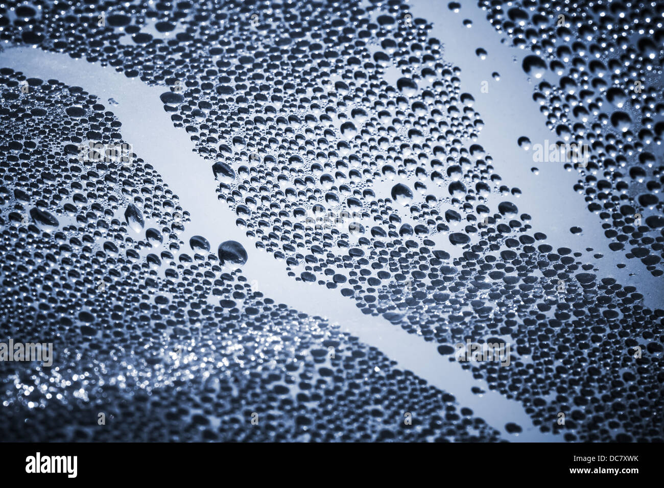 Abstrakter blauer Hintergrund mit Wasser Tropfen Stockfoto