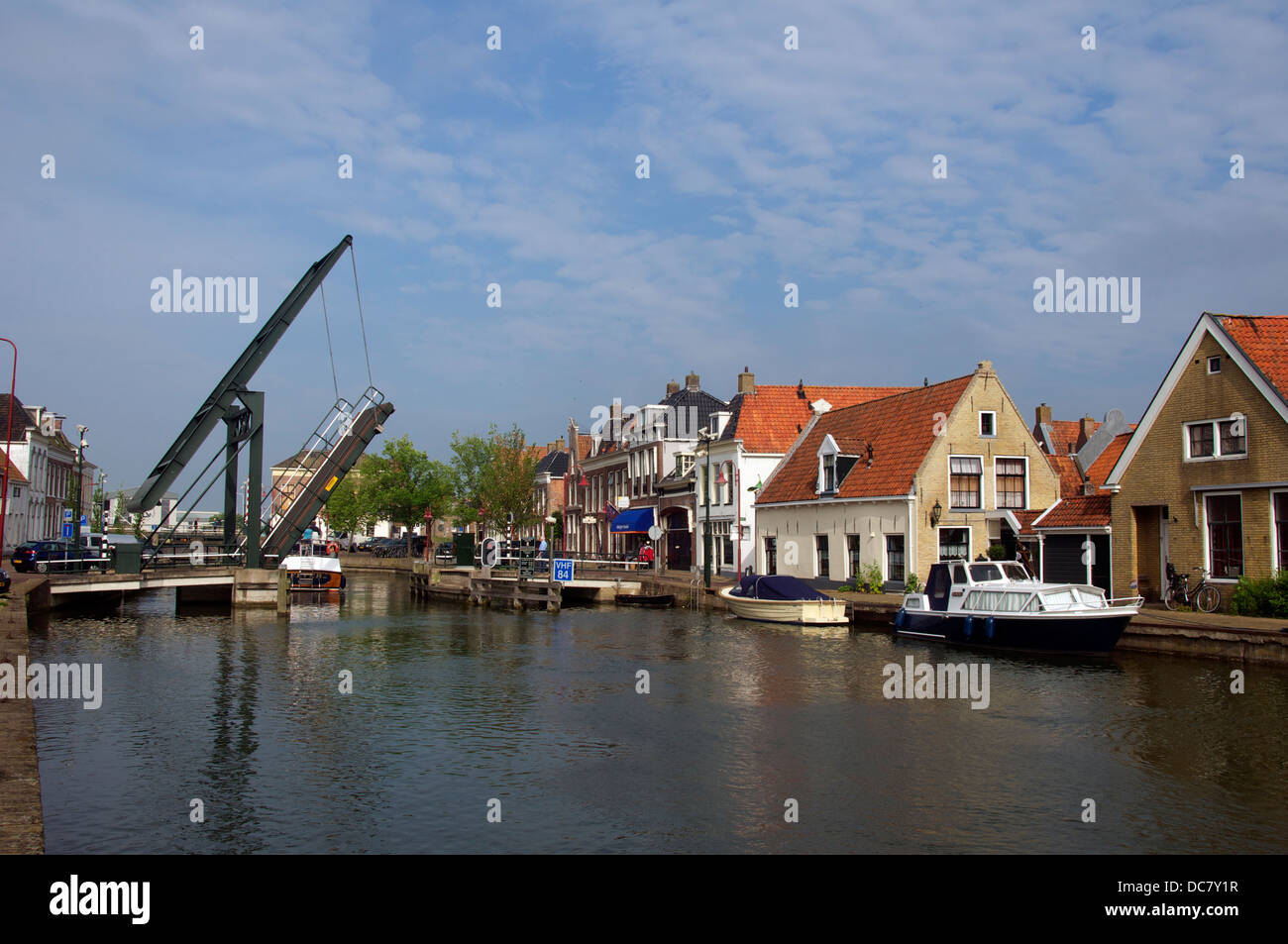 Kanal mit offenen Zugbrücke Makkum Friesland Holland Stockfoto