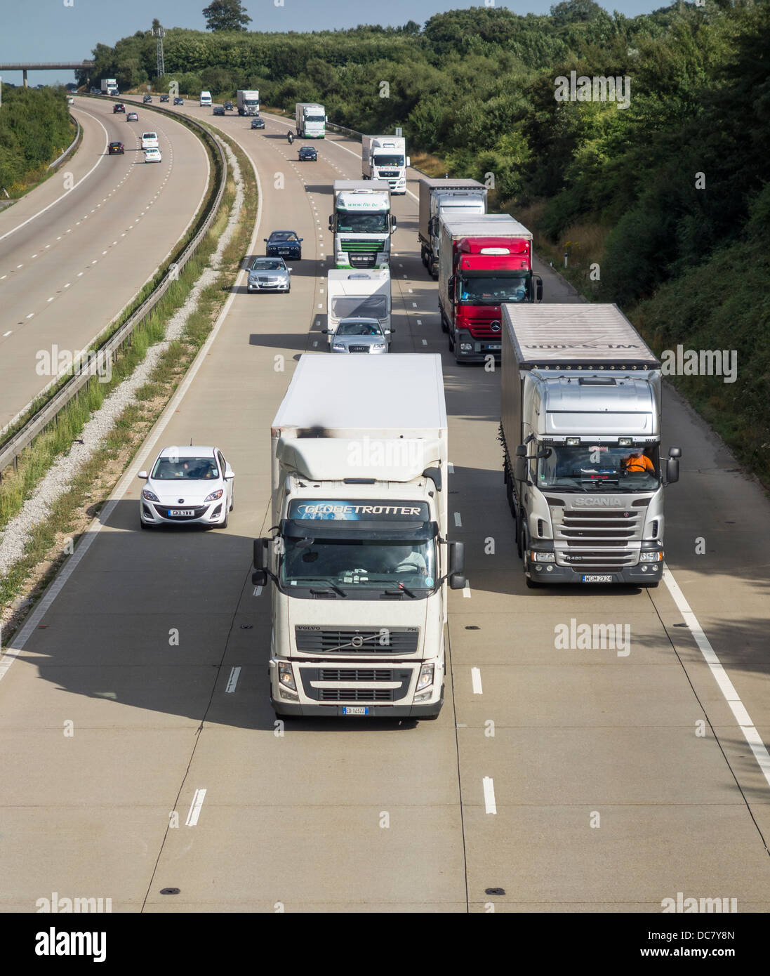 Anstrengenden Sommer Autobahn Verkehr M20 London gebunden Kent Autos überholen von LKW auf Überholspur Stockfoto