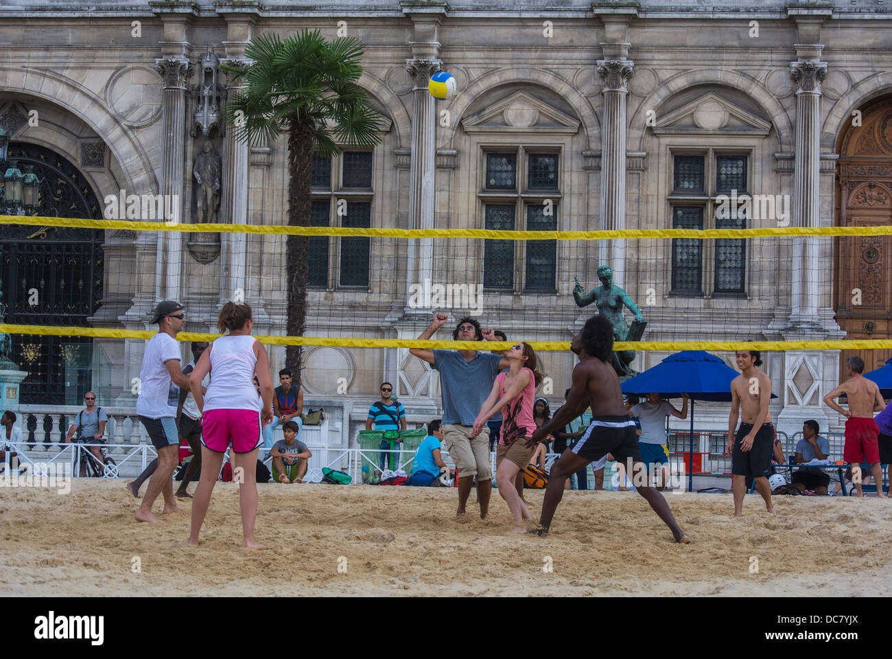 Paris, Frankreich, Jugendliche spielen City Beach, Paris Plages, Beach Volleyball, River seine Plage Stockfoto