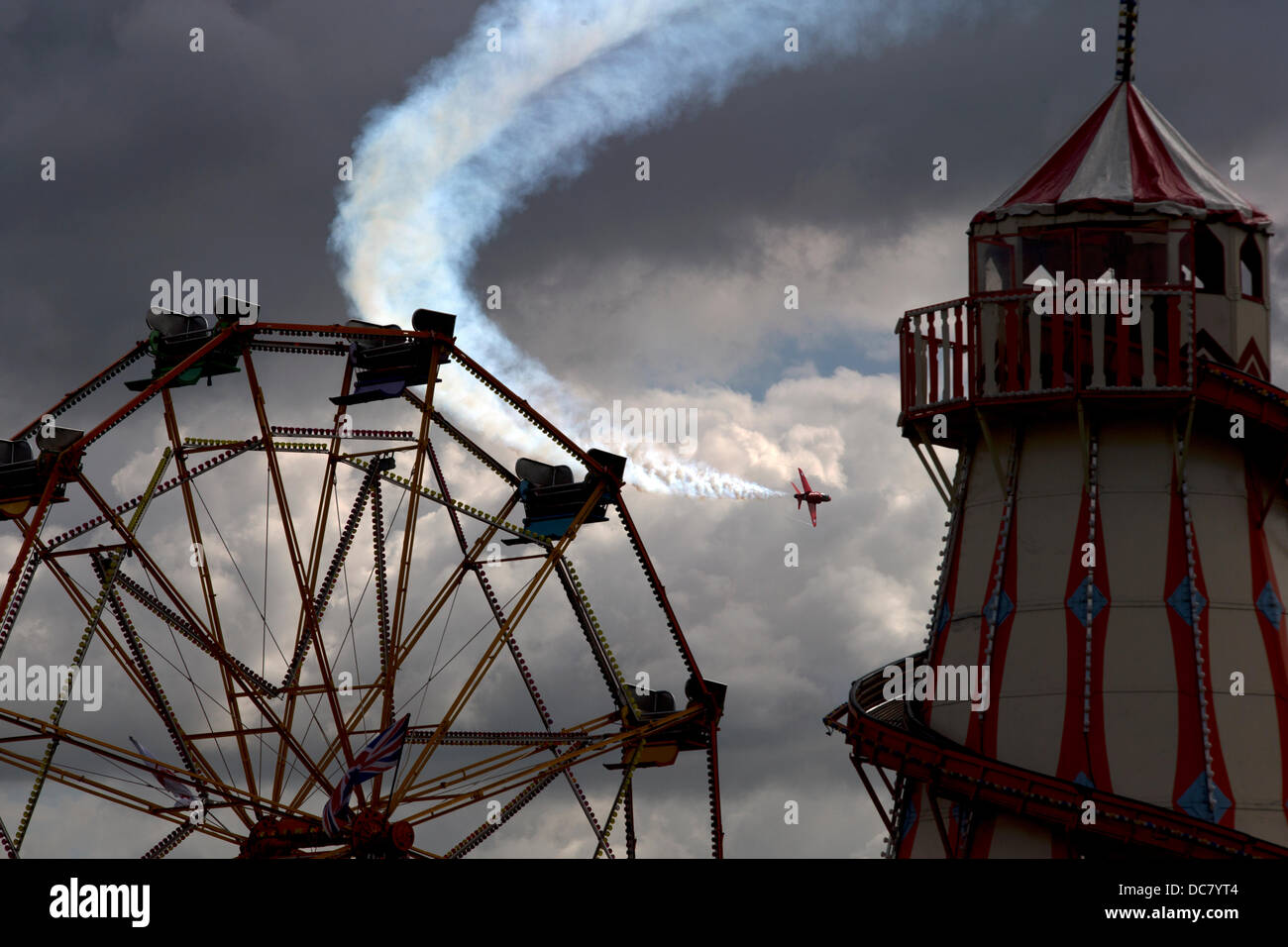 Royal Air Force Red Arrows erklingt in der 35. Bristol International Balloon Fiesta. Bristol, England, Vereinigtes Königreich. Stockfoto