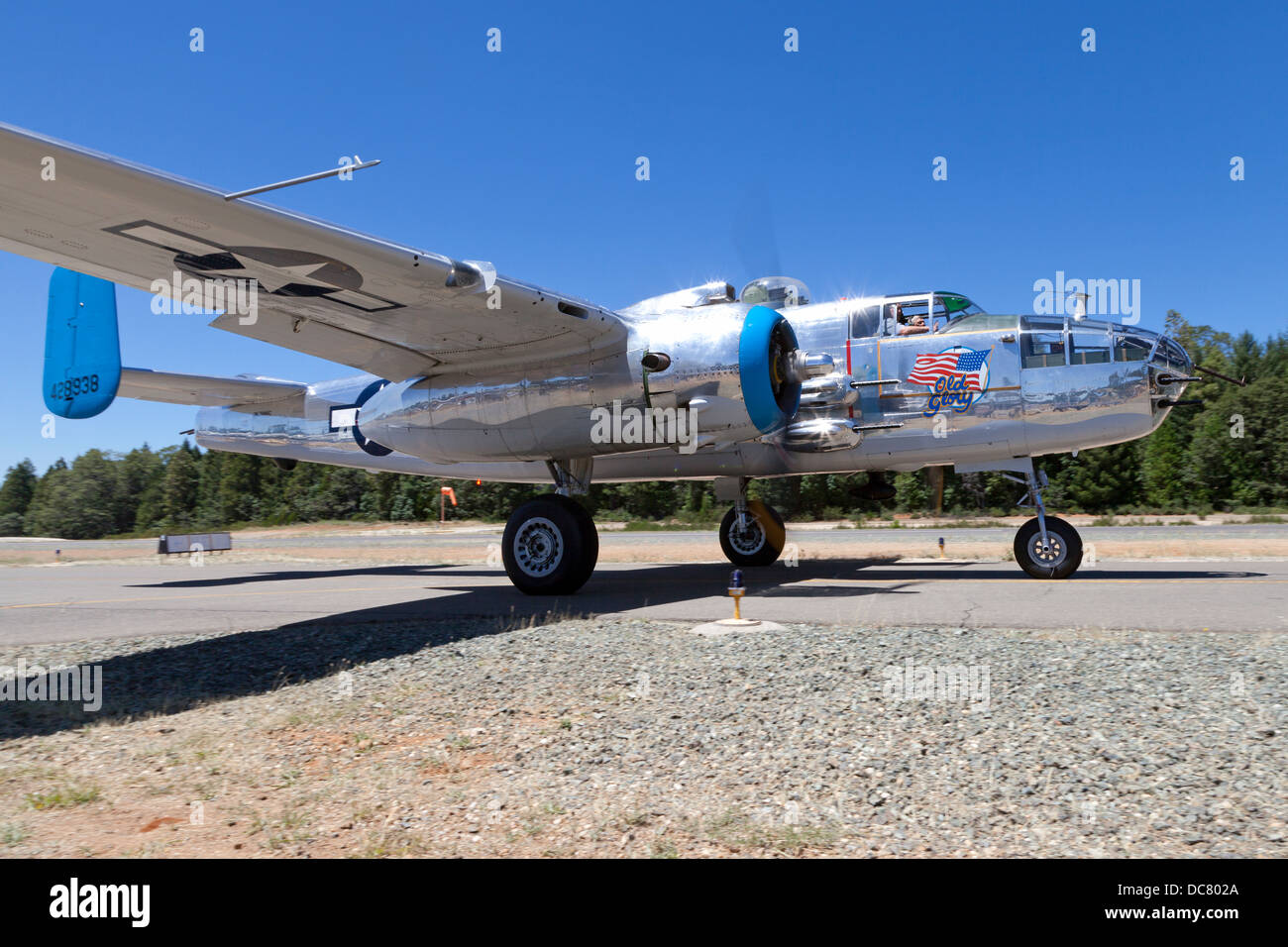 North American Aviation b-25 Mitchell Bomber "alte Herrlichkeit" Rollen auf der Nevada County Flughafen Stockfoto