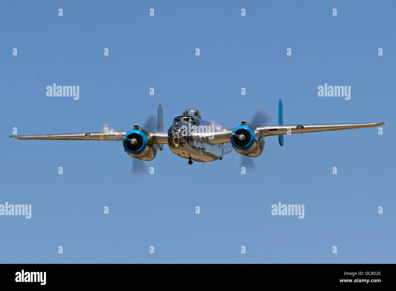 North American b-25 Mitchell mittlerer Bomber "Old Glory" im Flug. Stockfoto