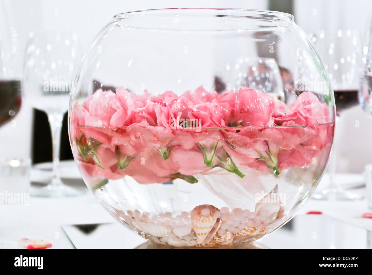 Ein Tisch mit frischen Blumen in Wasser gesetzt und bereit für die Feierstunde, die stattfinden wird Stockfoto