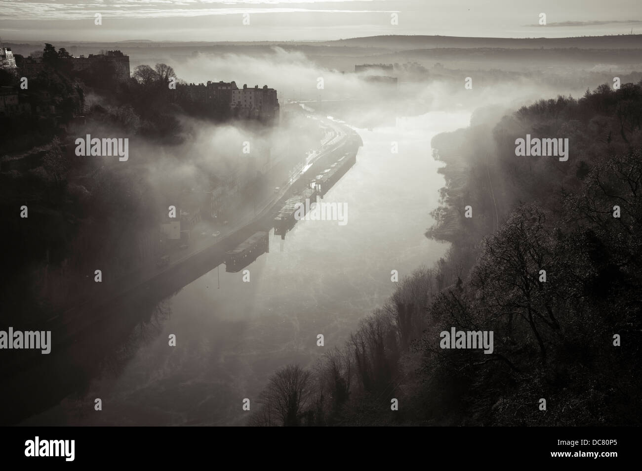 Nebliger Morgen im Winter, Ansicht von Clifton Suspension Bridge des Flusses Avon Stockfoto