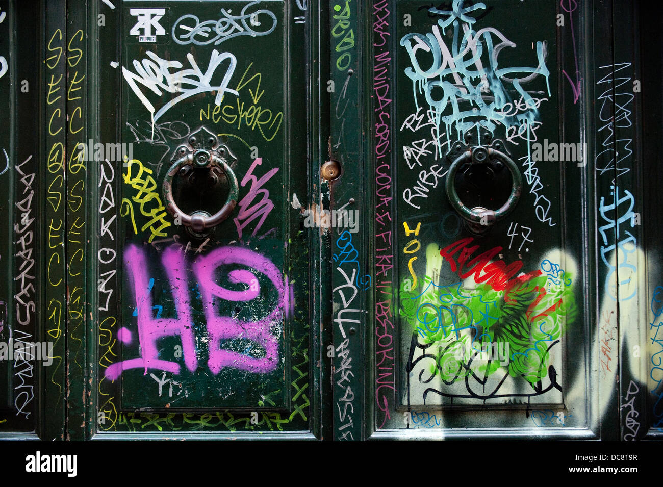 Green Door With Graffiti Stockfotos Green Door With