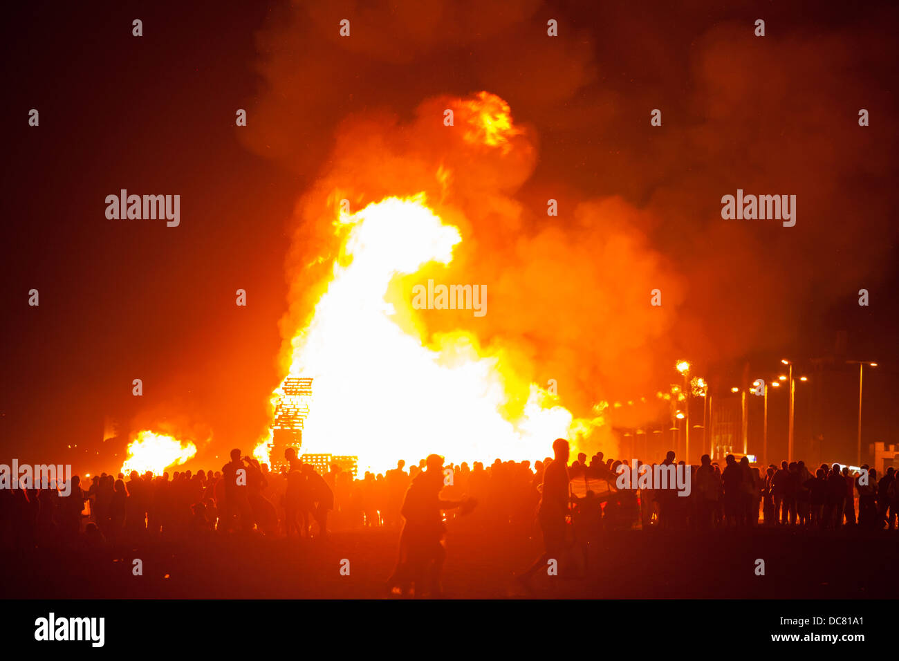 Das Feuer des Heiligen Johannes in La Linea De La Concepcion, Andalusien, Spanien. Traditionelle spanische Feier zu Ehren von San Juan. Stockfoto
