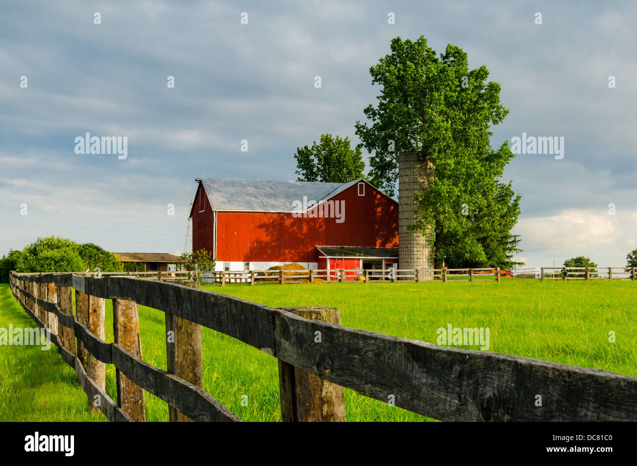 Ein Bright Red Barn am Rand des Zaunes. Stockfoto
