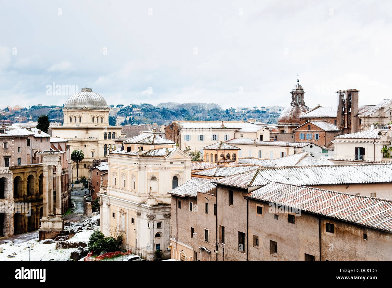 Blick auf die Sinagoga in Rom nach Schneefall, Rom, Italien Stockfoto