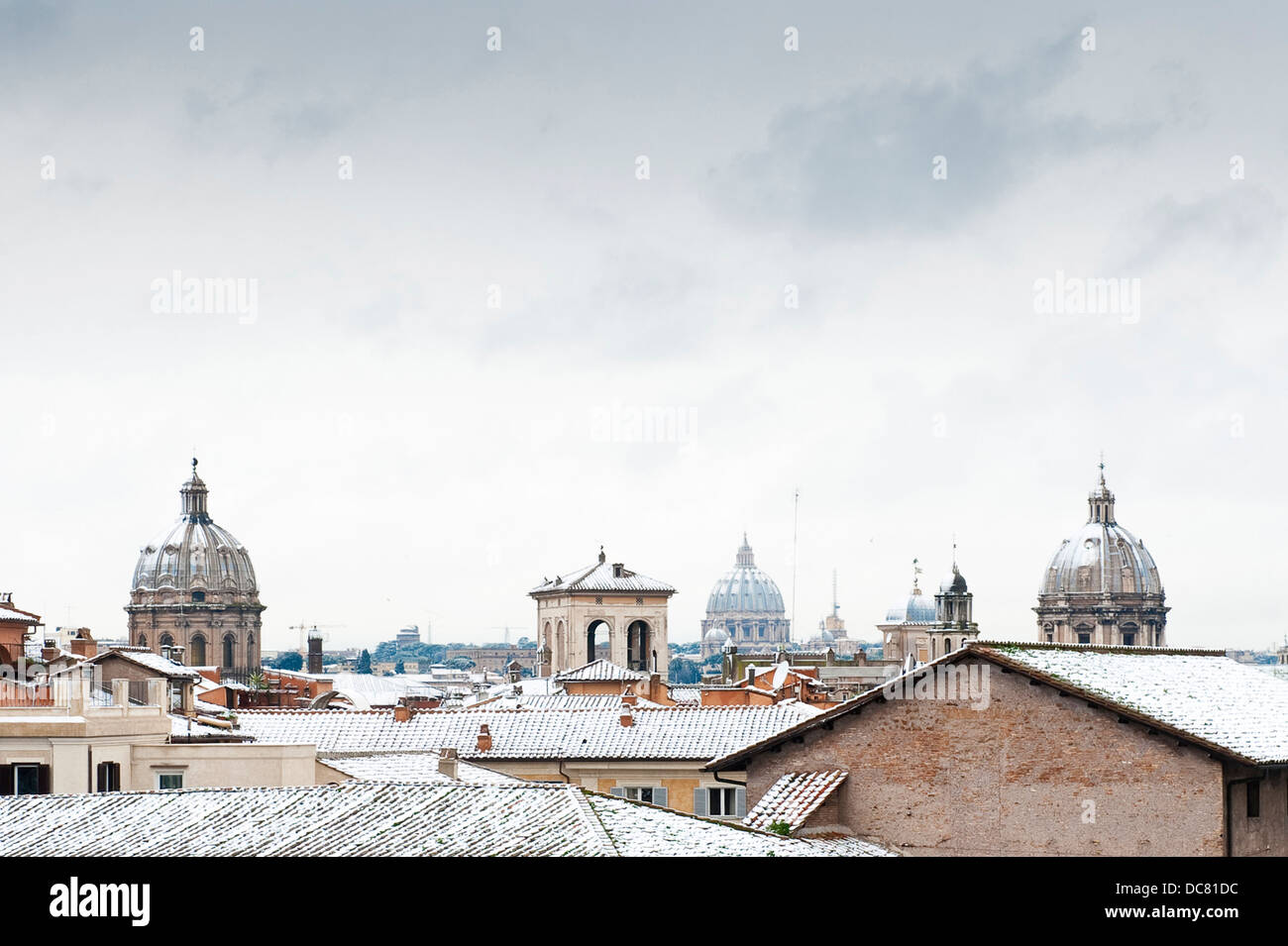Römische Skyline und Blick auf den Petersdom, schneebedeckt, Rom, Italien Stockfoto