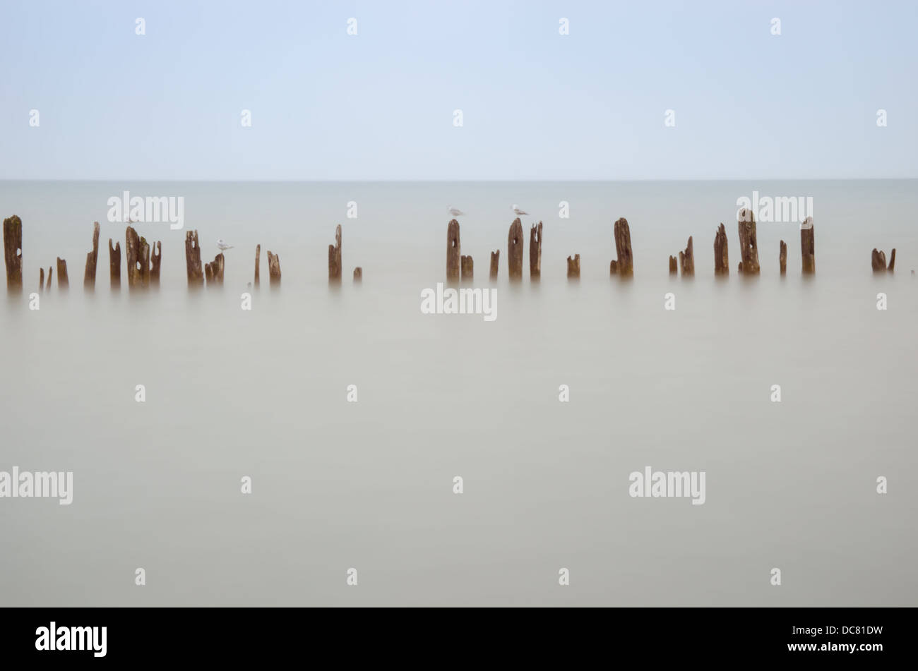 Langzeitbelichtung der Piers am Erieau Strand im Sommer. Stockfoto