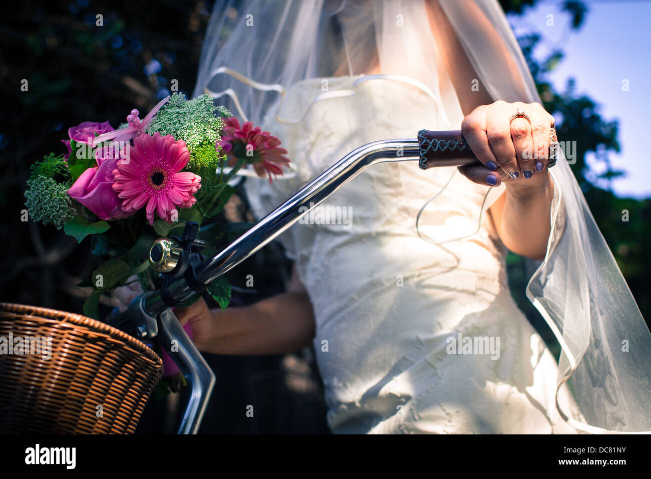 Eine frisch verheirateten Frau auf einem Fahrrad. Stockfoto