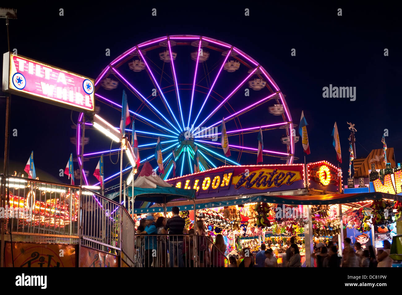 Riesenrad und Fahrgeschäfte und Stände auf dem Evergreen State Fair Washington State Stockfoto