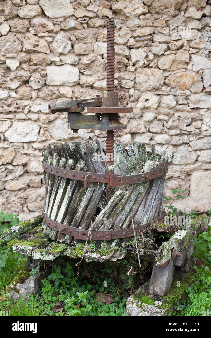 alten Wein drücken auf Schloss in Südwest-Frankreich Stockfoto