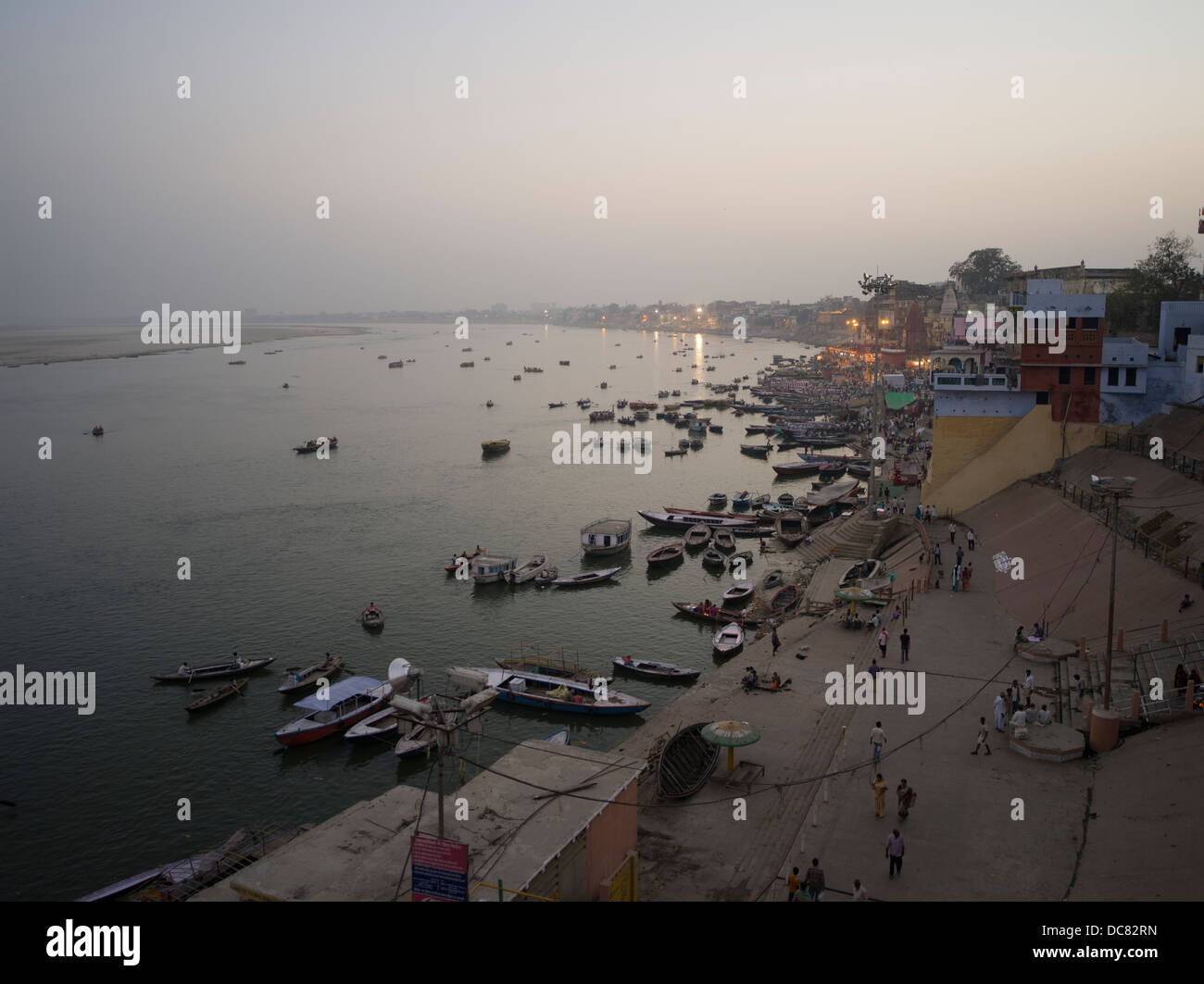 Leben am Ufer des Flusses Ganges - Varanasi, Indien Stockfoto