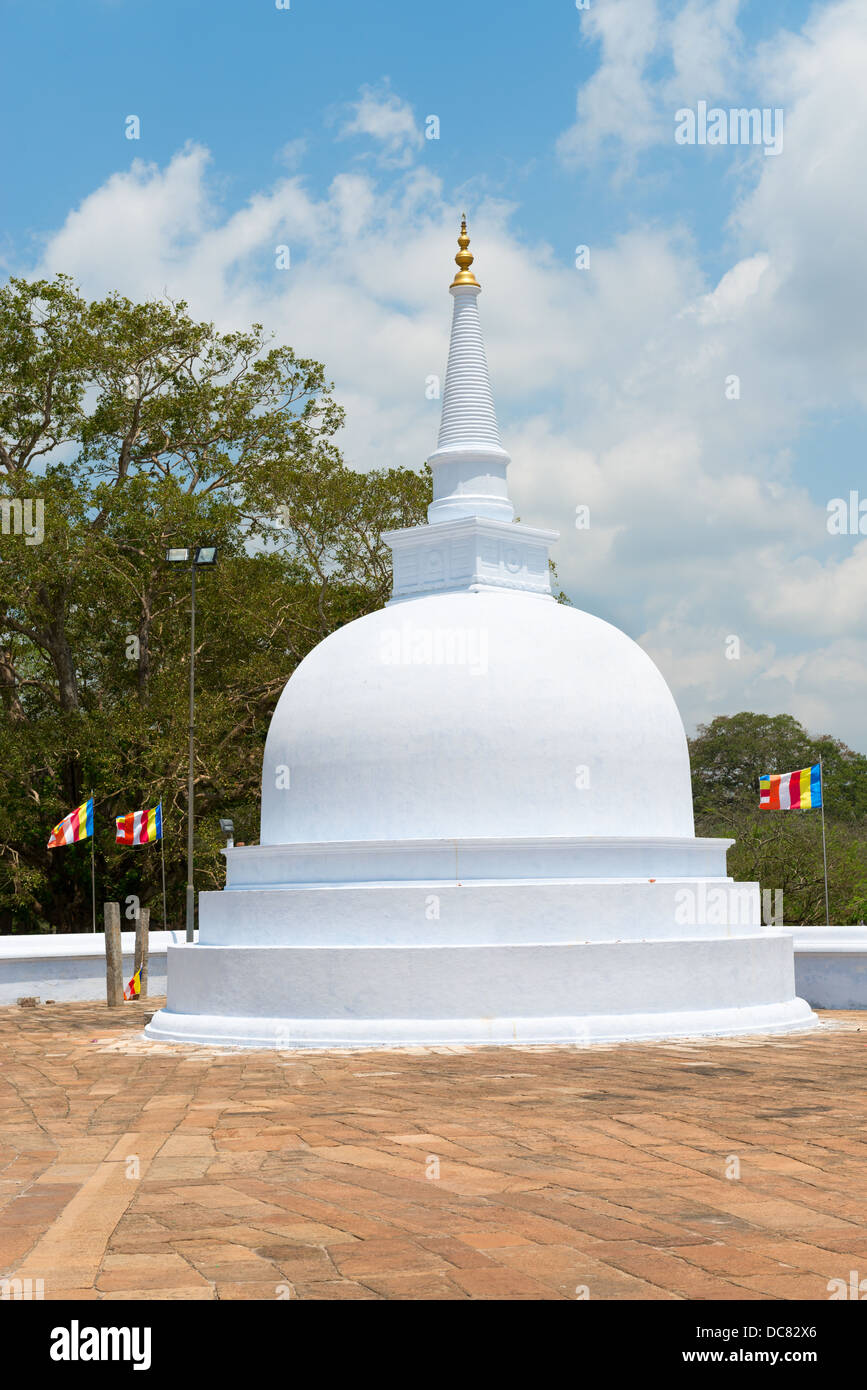 Kleine weiße Stupa in der Nähe von Ruwanmalisaya, Anuradhapura, Sri Lanka Stockfoto