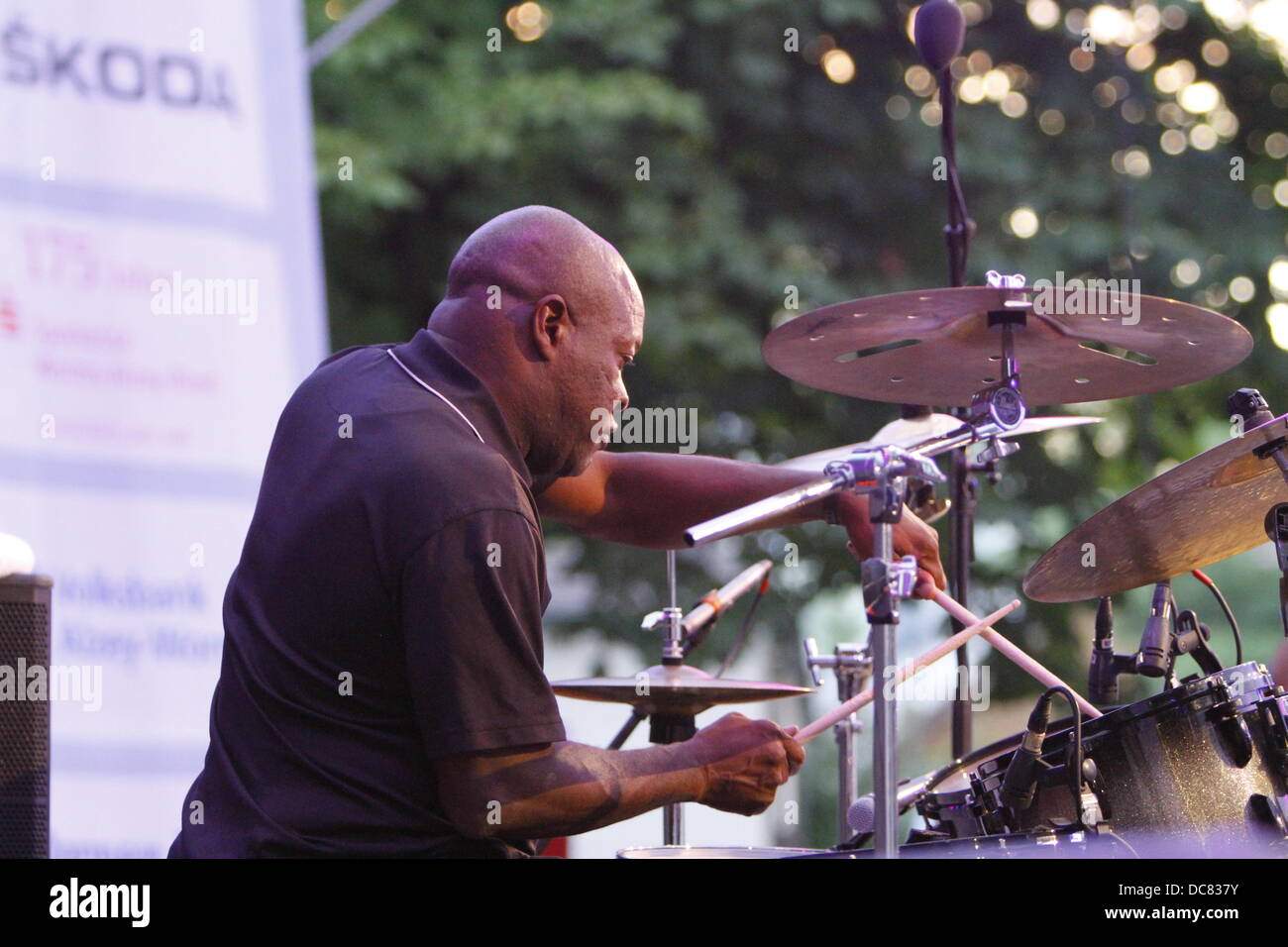 Worms, Deutschland. 11. August 2013. Schlagzeuger Bruce Cox von der neuen JB abgebildet ist auf der Bühne. US-Posaunist Fred Wesley live gespielt mit seiner Band The neue JB am Jazz & Joy Festival 2013 in Worms. Fred Wesley spielte in der Vergangenheit mit James Brown, George Clinton und Count Basie und Bandleader der Browns Band der JB war. Bildnachweis: Michael Debets/Alamy Live-Nachrichten Stockfoto