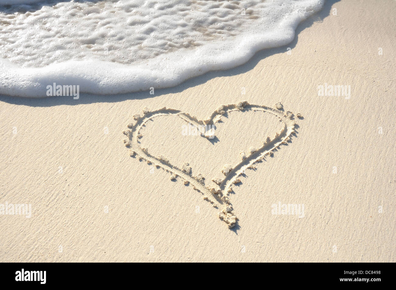 Liebe Herz an einem Strand in den Sand gezeichnet Stockfoto