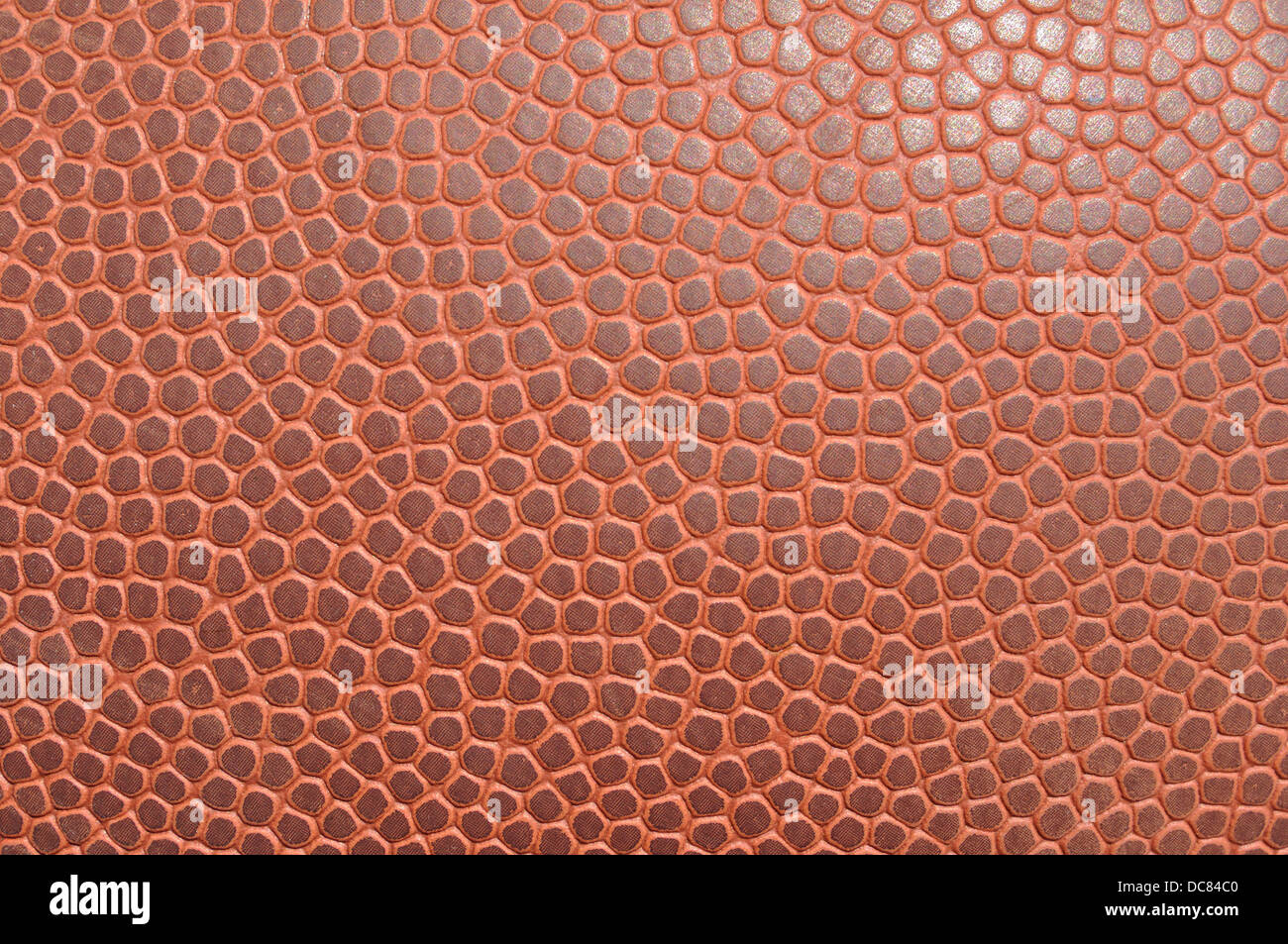 Nahaufnahme von einem American Football zeigt abstrakte Textur für einen Hintergrund Stockfoto