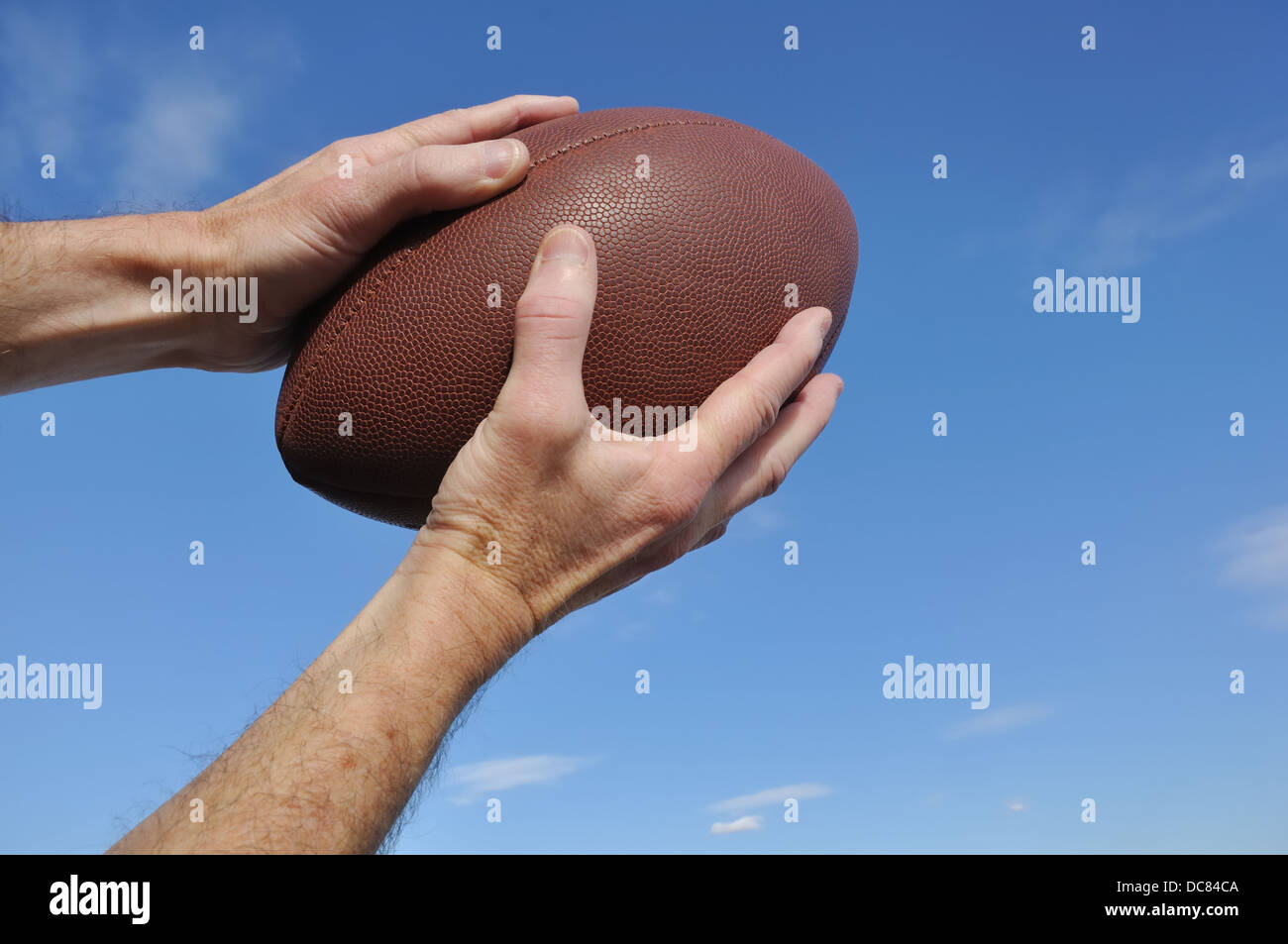 Fang / Fänger / Empfänger holding ein American Football Stockfoto