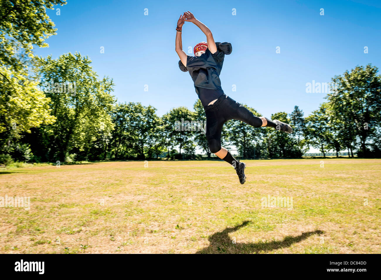 Bild von einer springenden American-Football-Spieler Stockfoto