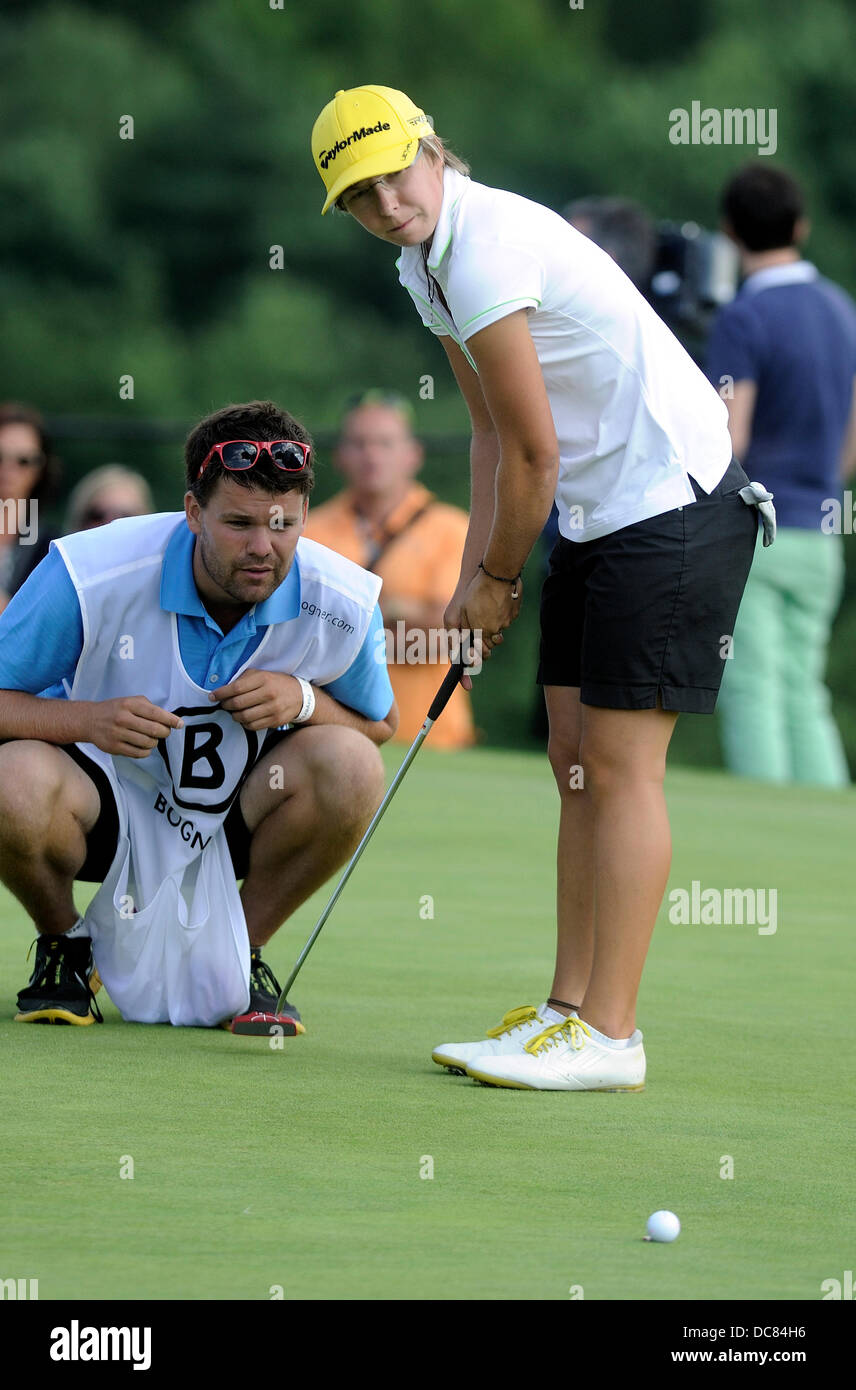 Plzen, Tschechische Republik. 11. August 2013. Deutsche Ann-Kathrin Lindner Uhren ihren Abschlag in Pilsen Golf Masters 2013-Women-Golf-Turnier der Ladies European Tour (LET) Serie in Plzen-Dysina Golf Park in der Nähe von Plzen, Tschechische Republik, Sonntag, 11. August 2013 statt. Lindner das Turnier gewonnen. Bildnachweis: Petr Eret/CTK Foto/Alamy Live-Nachrichten Stockfoto