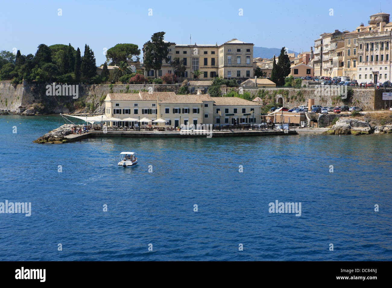 Blick auf Korfu-Stadt vom Ionischen Meer Stockfoto