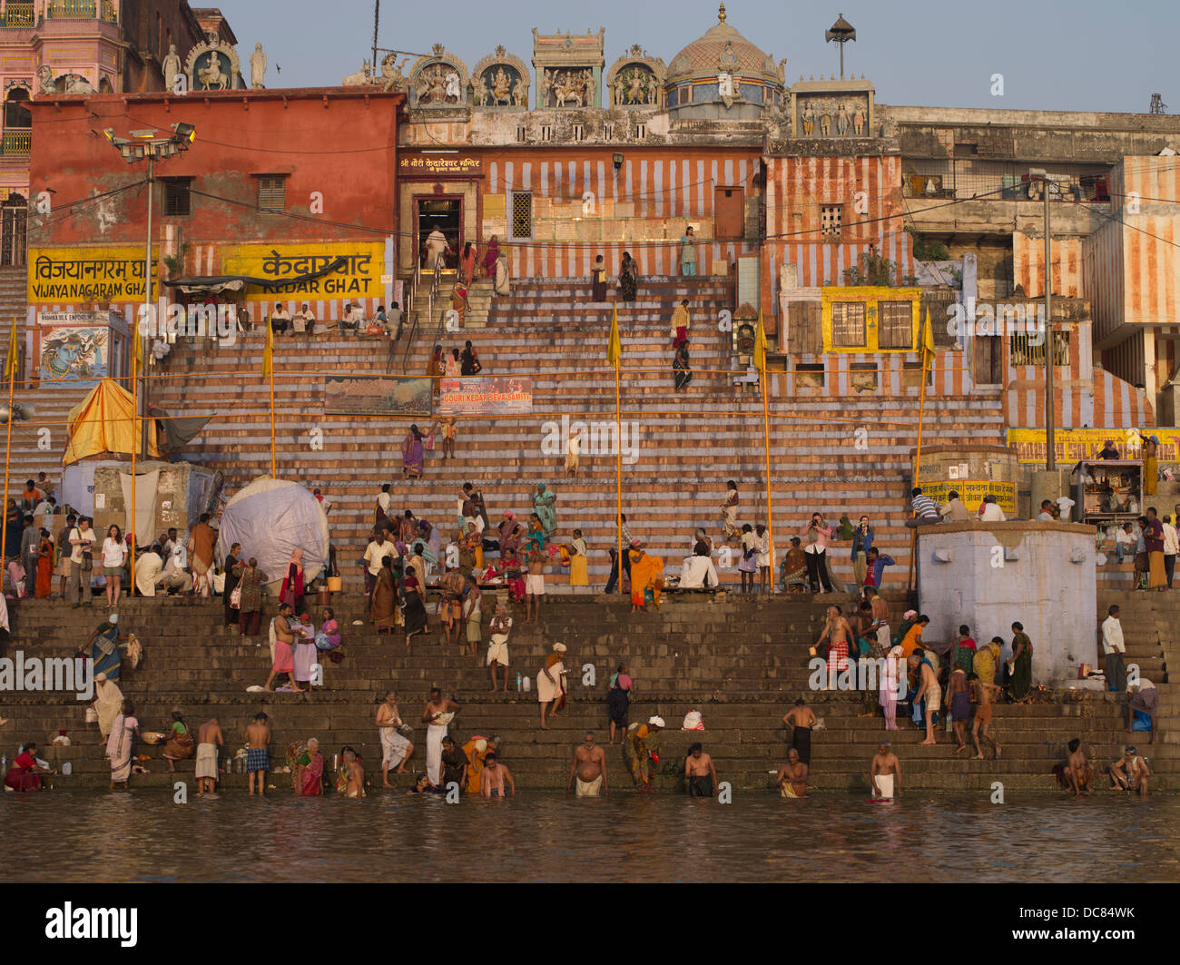 Bade- und Reinigung in den Ganges in der Morgendämmerung - Varanasi, Indien. Studien haben hohe Verschmutzung - fäkale Coliform berichtet. Stockfoto