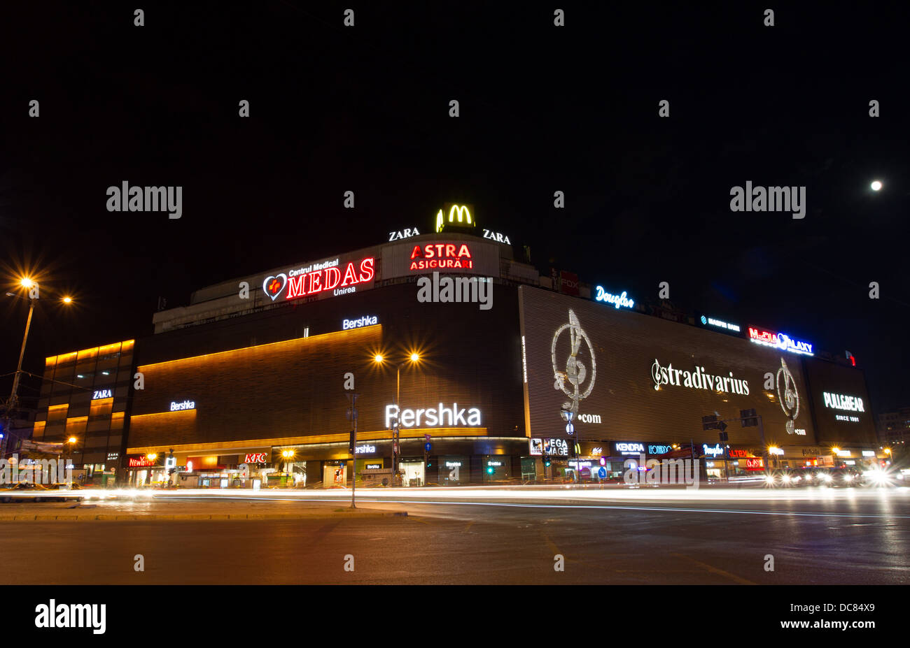 Unirea Shopping Center in der Nacht Stockfoto
