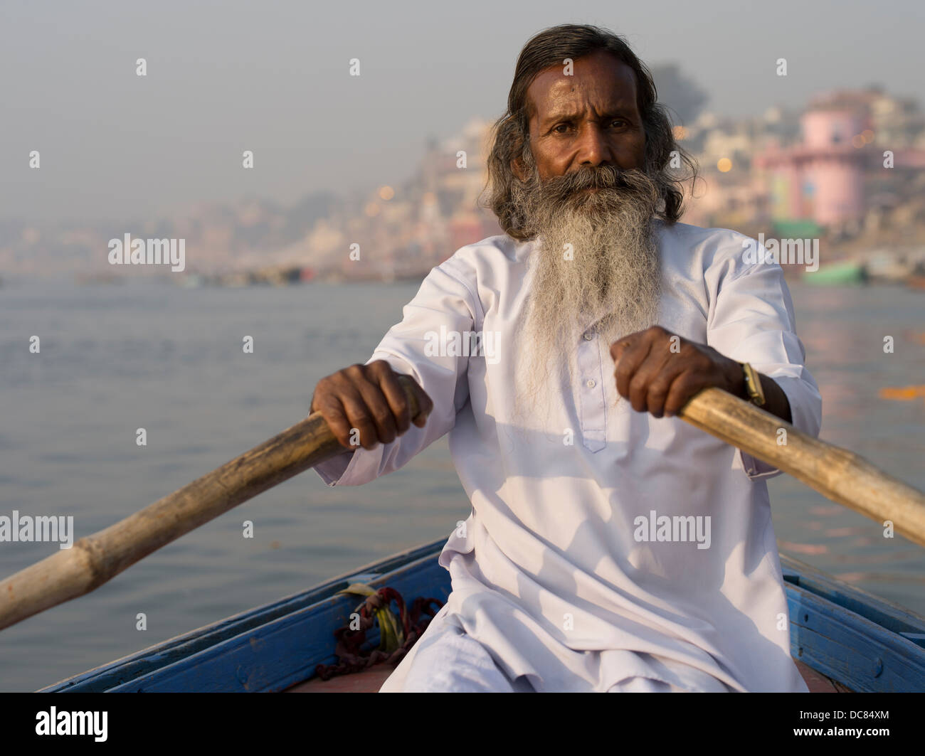 Sadhu heiliger Mann am Ufer des Flusses Ganges - Varanasi, Indien Stockfoto