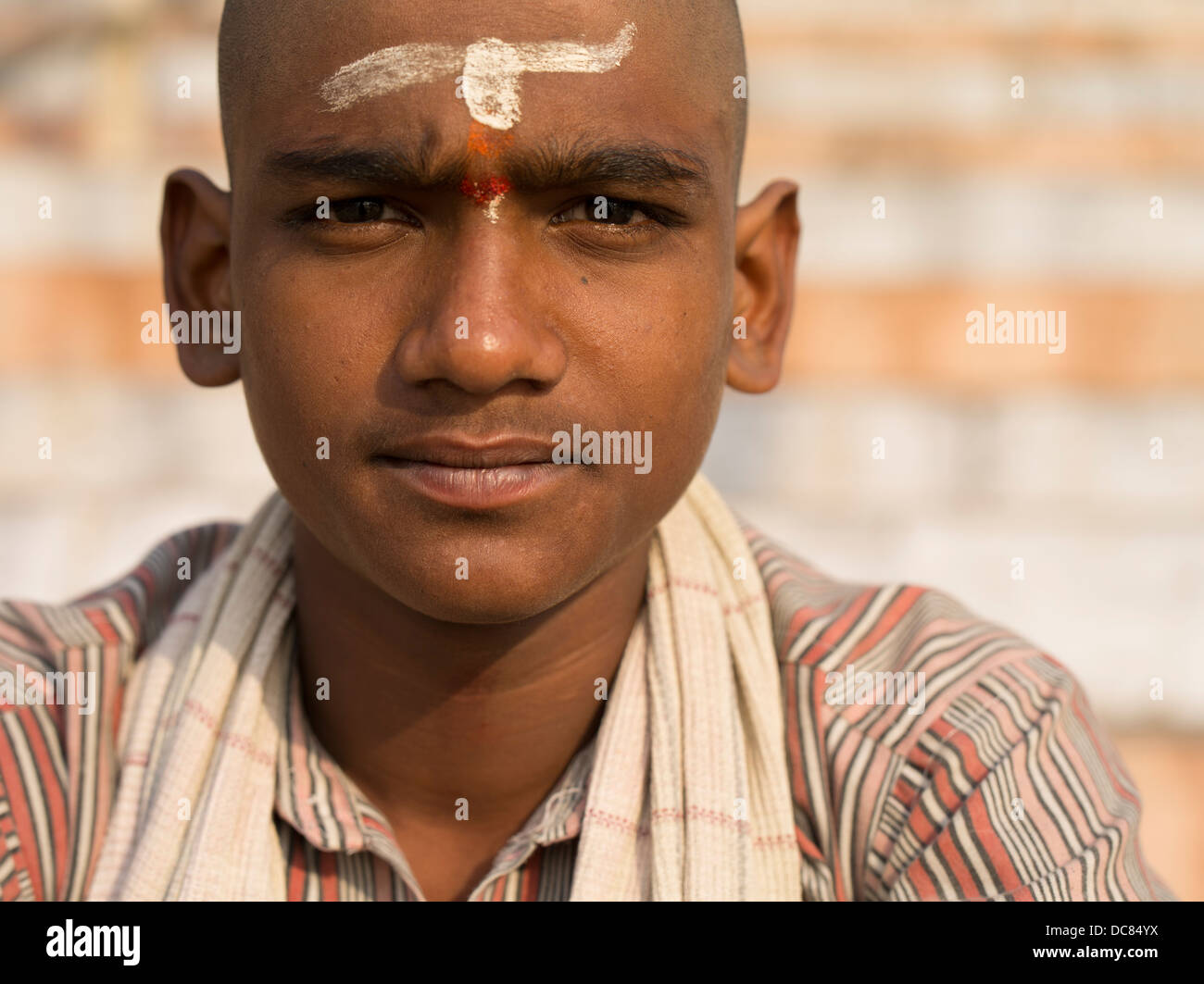 Porträt von Tilak Pilger zum Fluss Ganges (Varanasi) für Kumbh Mela im März 2013 gewandert war. Stockfoto