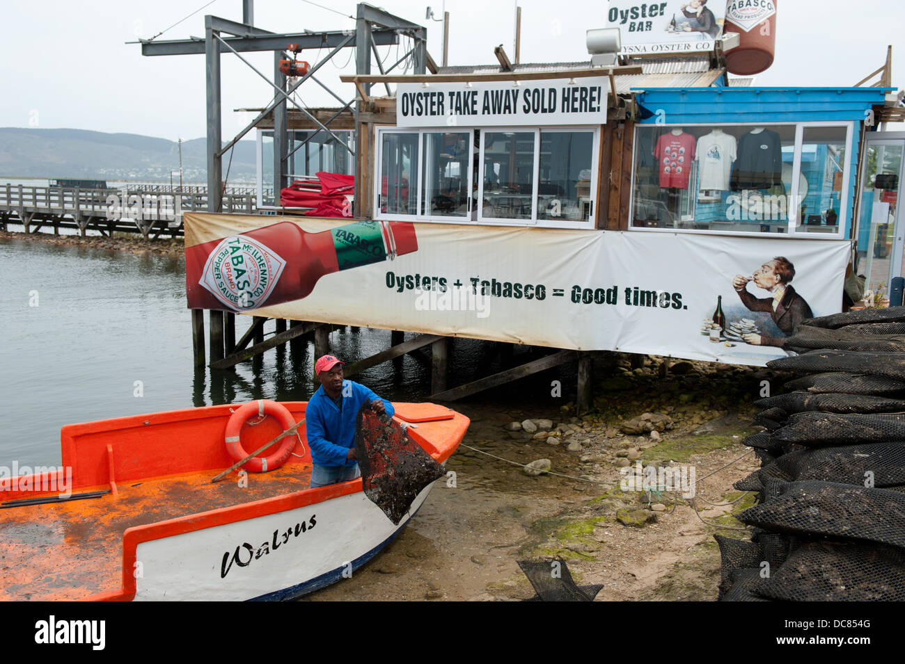 Frische Austern Lieferung bei Oyster bar, Knysna Waterfront, Knysna, Westkap, Südafrika Stockfoto