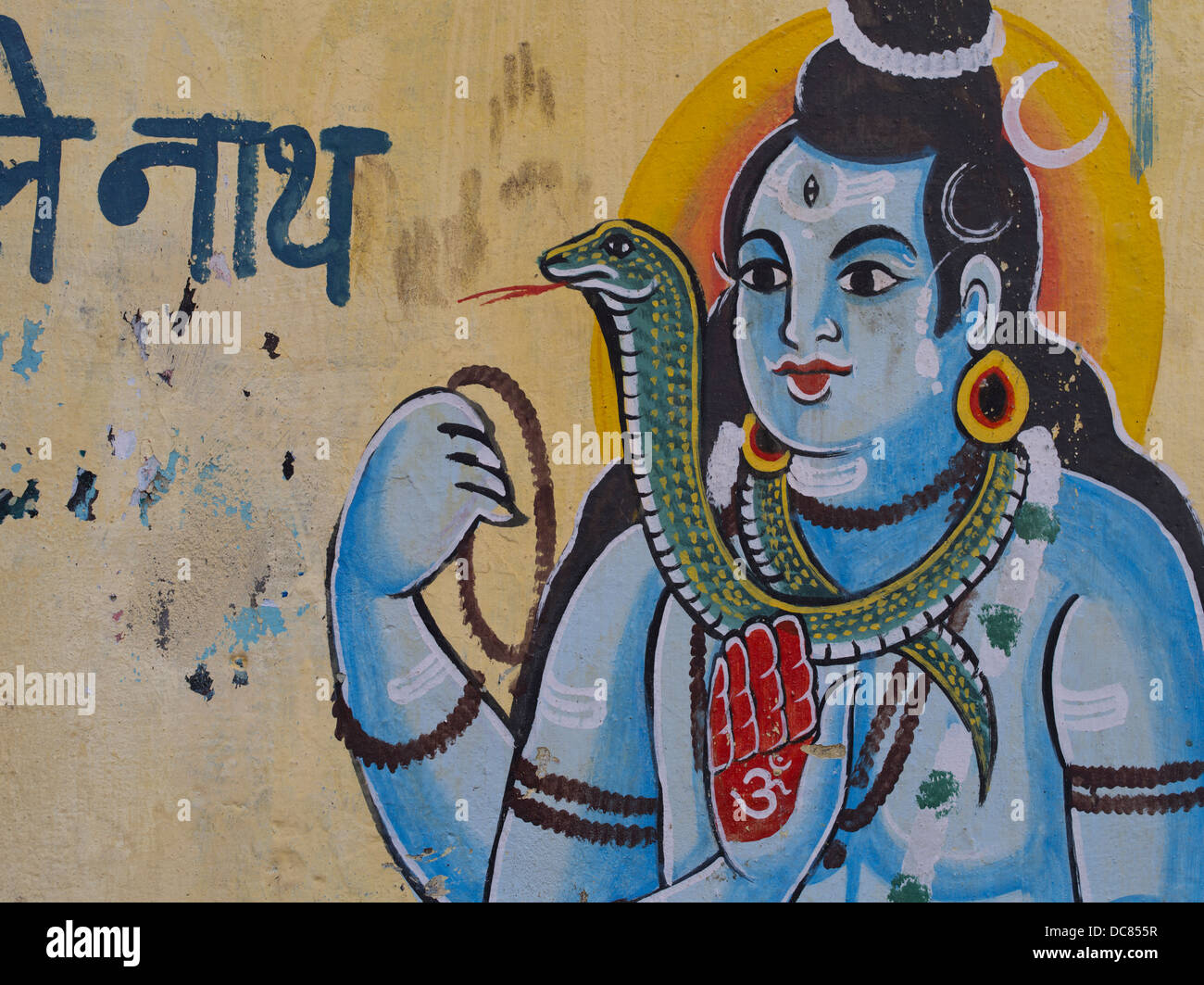 Hindu-Gott Shiva malte Wandgemälde an den Gebäuden am Ufer des Ganges Fluss - Varanasi, Uttar Pradesh, Indien Stockfoto
