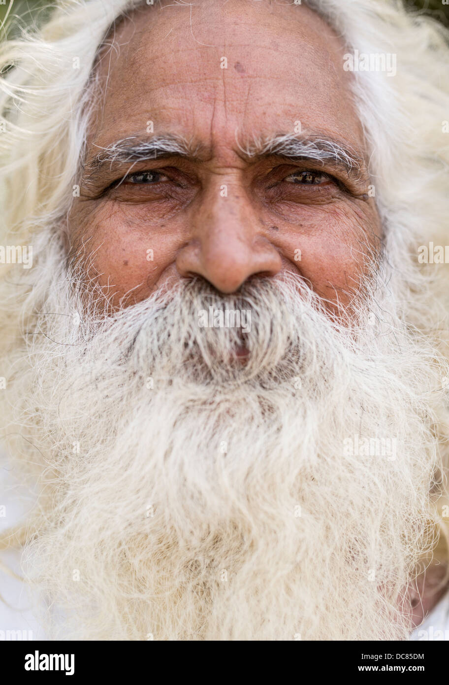 Porträt des alten indischen Mann mit großen weißen Bart und Schnurrbart in Varanasi, Indien Stockfoto