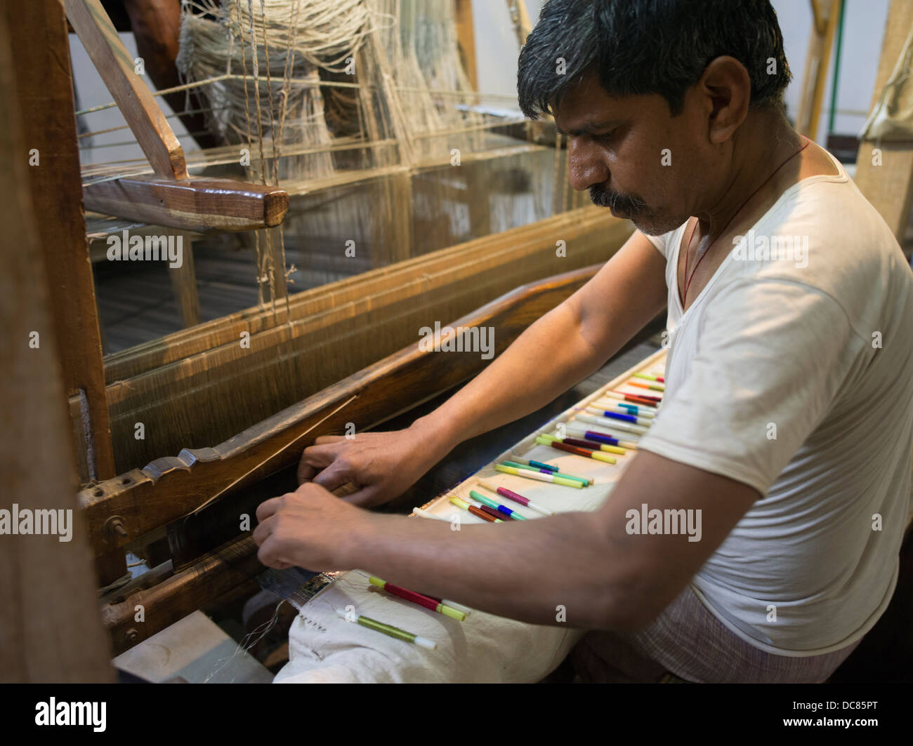 Weaver auf einem Fuß-Pedal Stockwerk Webstuhl, Varanasi, Indien Stockfoto