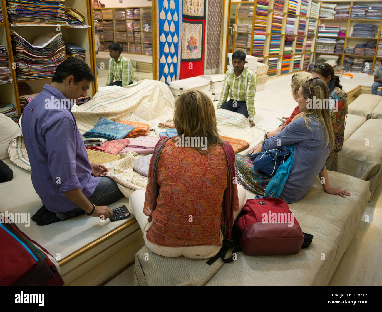 Seide und Bekleidungsgeschäft für Touristen in Varanasi, Indien Stockfoto