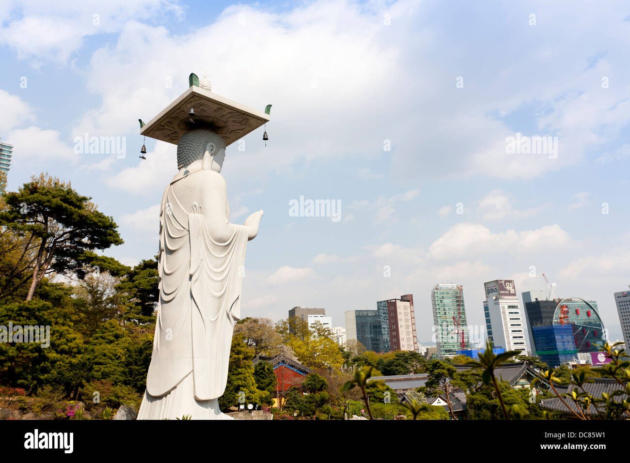 Eine riesige Buddha-Statue im Tempel Bongeunsa, Seoul, Südkorea Stockfoto