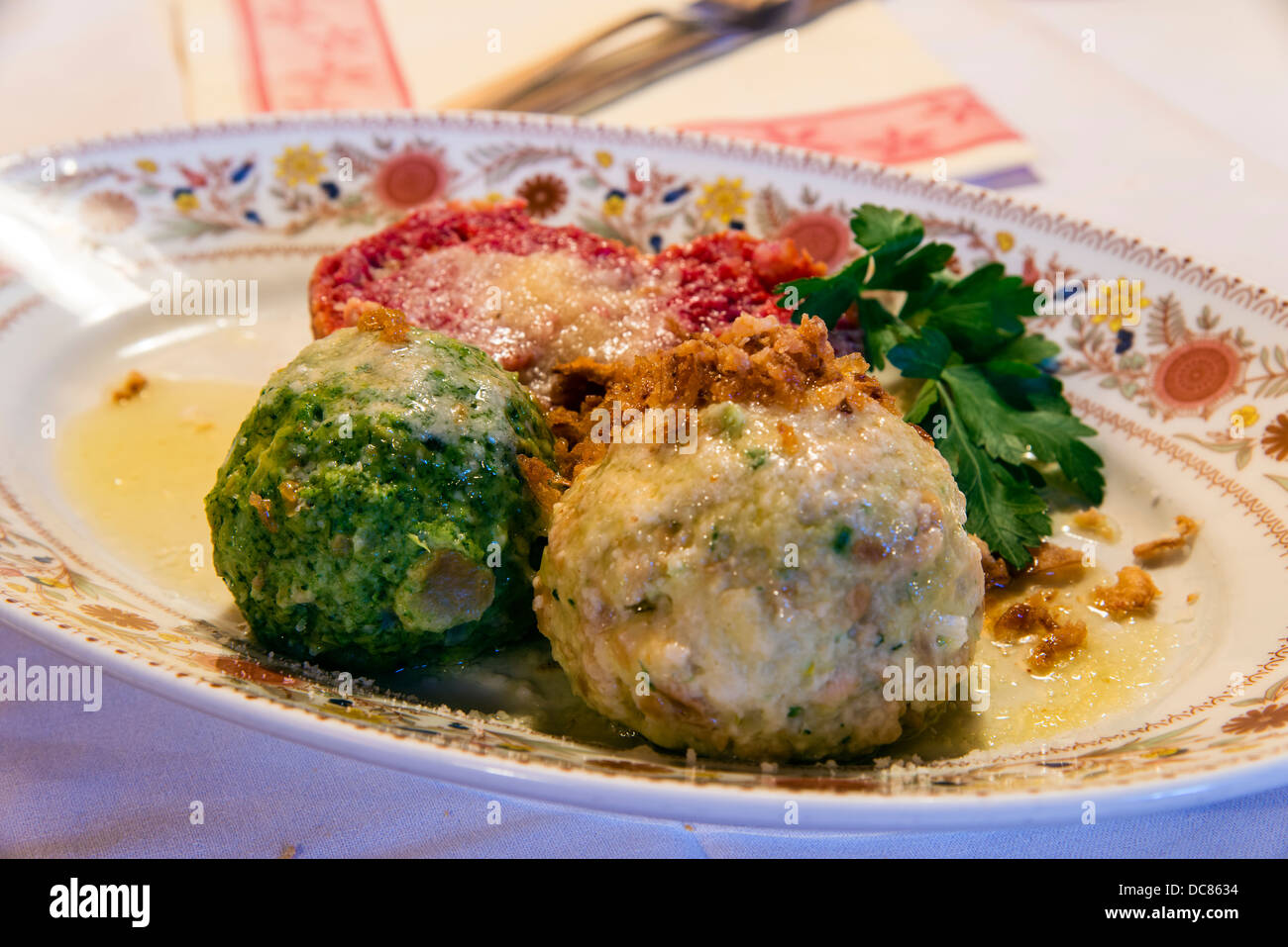 Knödel oder Canederli Semmelknödel, eine typische Spezialität der Südtirol oder Südtirol, Italien Stockfoto