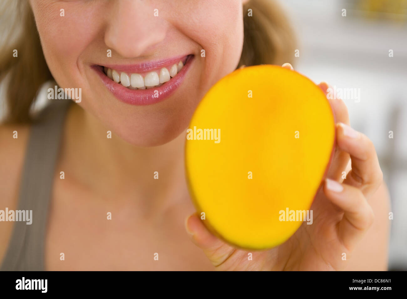 Closeup auf junge Frau mit mango Stockfoto