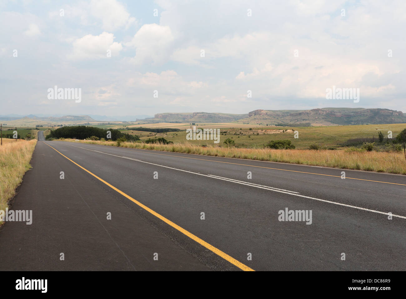 Straße in der Maluti-Route mit fernen Berggipfeln, Orange Free State Province, Südafrika Stockfoto