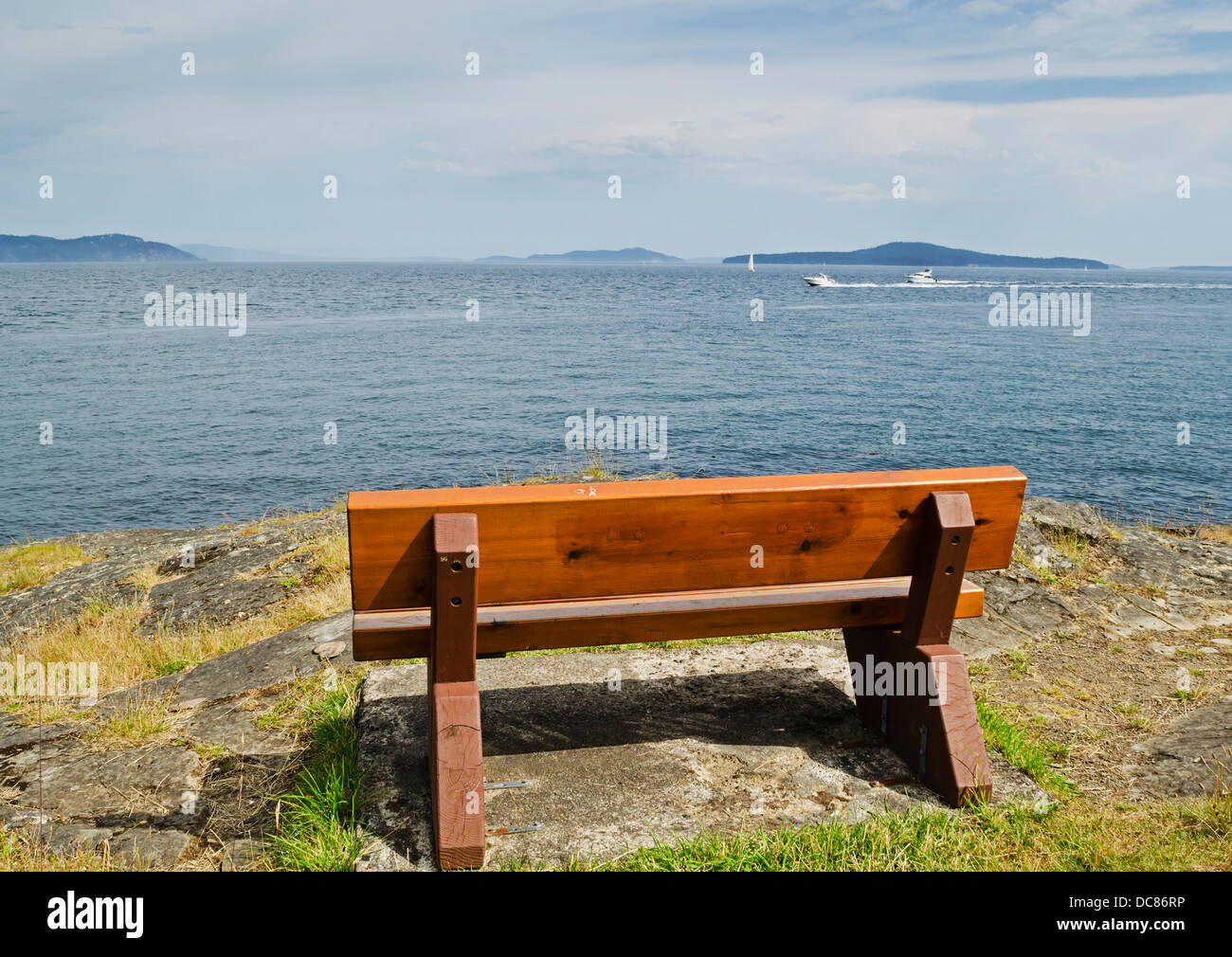 Leeren Bank mit Blick auf die Wasser der Georgia Strait, British Columbia, Kanada. Von Ruckle Provincial Park auf Salt Spring Island, BC. Stockfoto