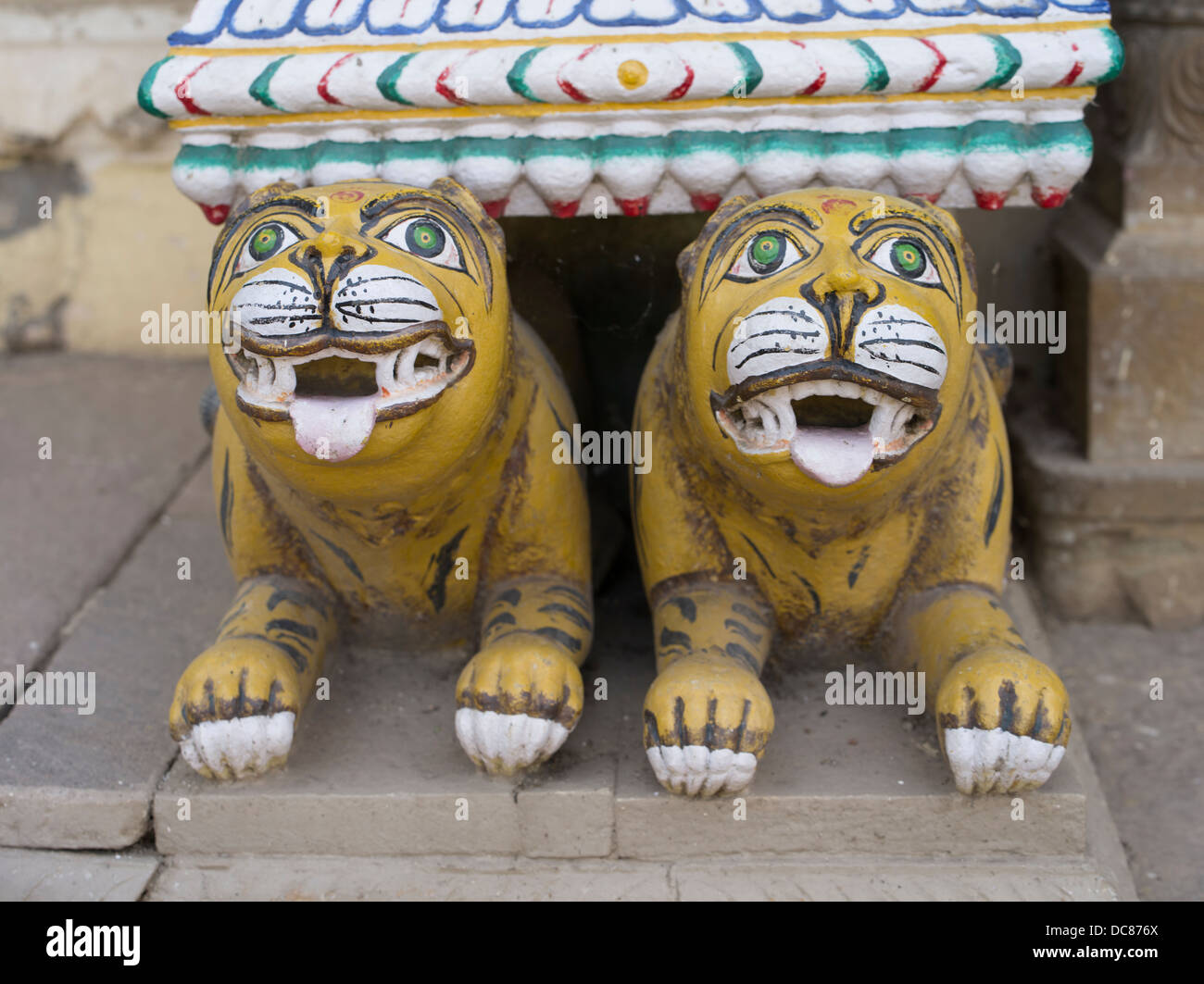 Tiger-Statuen in Ramnagar Fort am Ufer des Flusses Ganges - Varanasi, Indien Stockfoto