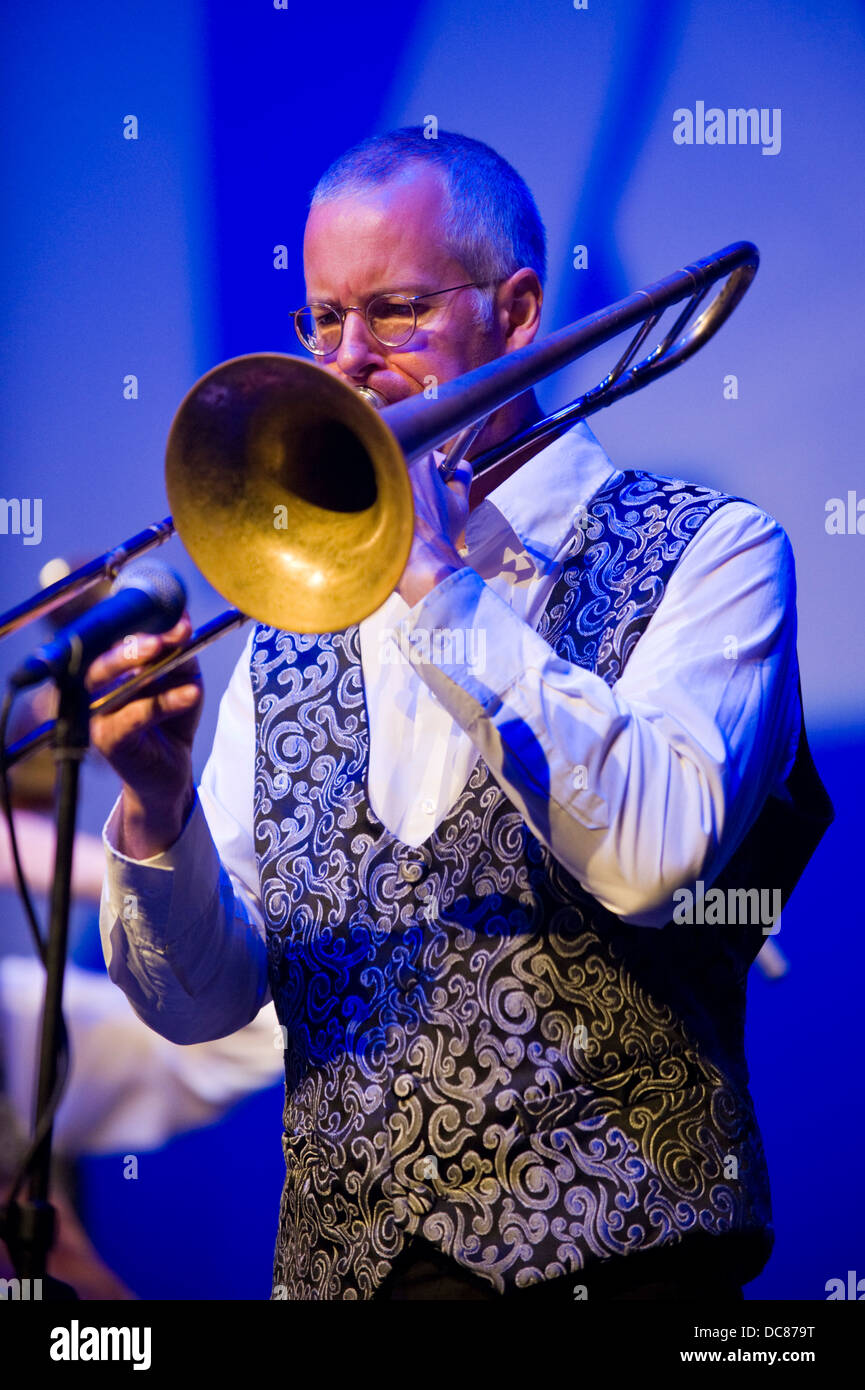 Posaunist mit der Paramount Jazzband am Brecon Jazz Festival 2013 Stockfoto