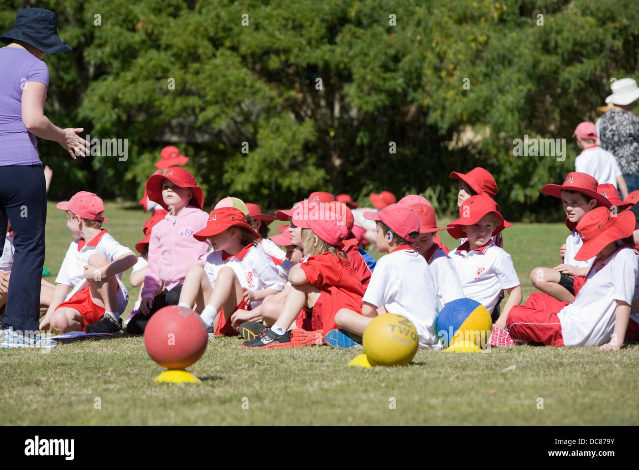 australische Grundschulkinder bei ihrer jährlichen Sporttag Aktivitäten in sydney Stockfoto