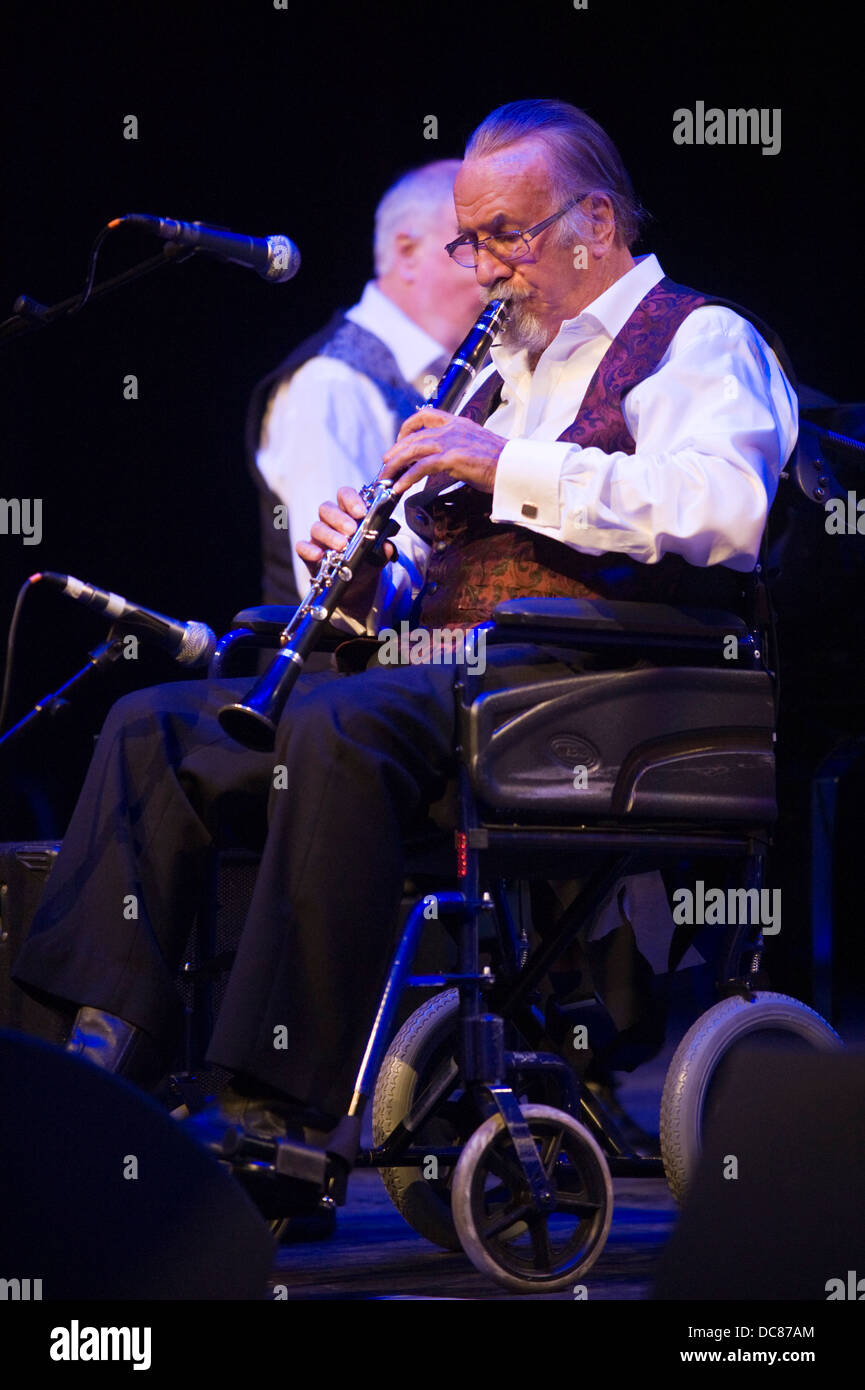 Jazz-Legende Herr Acker Bilk spielt Klarinette im Rollstuhl mit seinem Paramount Jazzband am Brecon Jazz Festival 2013 Stockfoto